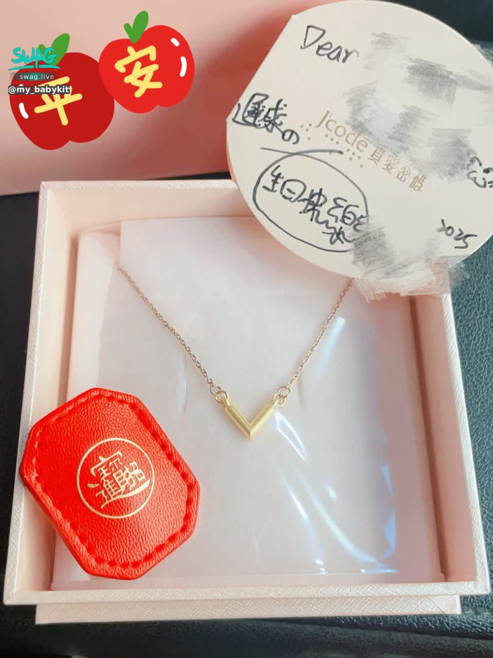 my_babykitten : 謝謝美女老師送我的小禮物🎁
超超超超級開心的啦！！😍
認真覺得超級驚喜耶✌🏻
(我是BTS的V粉絲😜)
#禮輕情意重 #摩羯寶寶 
#今天晚上的直播有人能給我個小禮物🎁嗎😝