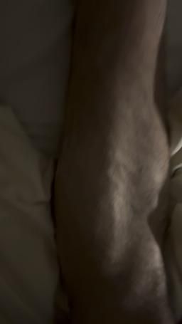 janicee : 比起被扒光,做愛是更赤裸的,因為在床上的反應是更誠實的,常常舒服到沒有餘裕掩飾,尤其當身體硬生生被張開再撐開,整個陰道無處可藏地被插開摩挲,就算明知對方的尺寸已經超過自己能吞吐的極限,還是忍不住蹶起下半身想被進入,哪怕只有一半就滿了,身體也會本能地收縮或隨著節奏擺動,這都是騙不了人的。
想看實戰畫面,請私訊我❤️