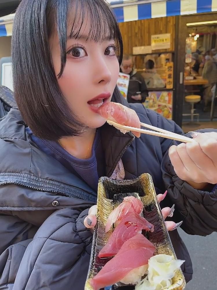  : ーりこのてちてちもぐもぐ😊🍴ー　次はまぐろのお寿司！🐟🍣✨