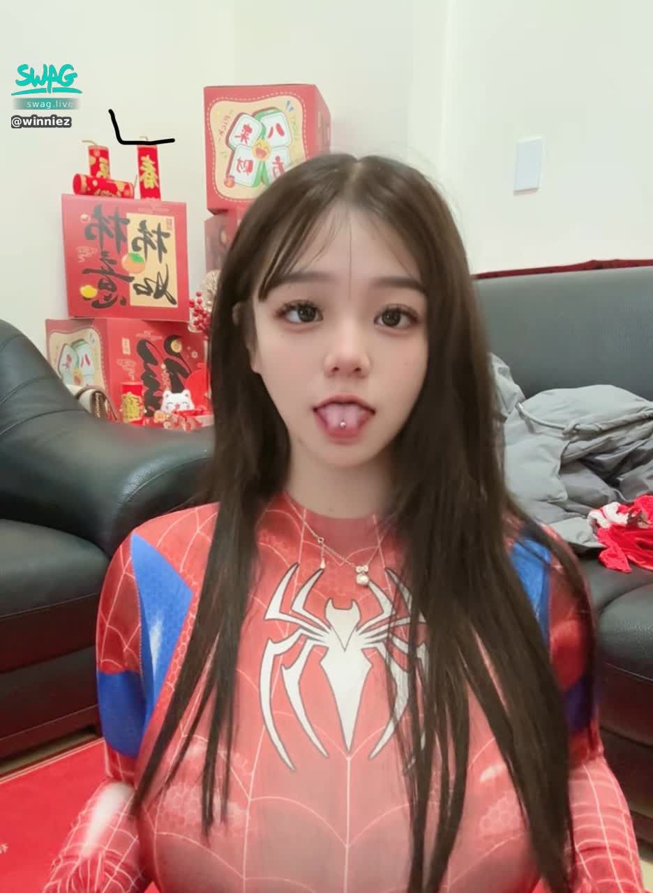 winniez : Babe Private message Yinuo three times and she’s lustful + I’ll give you a bracelet so you can get Spider-Man’s shameful masturbation squirt film, and her expression is super ferocious.