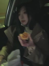 chiori_chan : 見て!これを!
なんだかわかる???
これはさっき高尾山で買ったチーズケーキです!
いただきます!!
てか、食べてばっかじゃね????