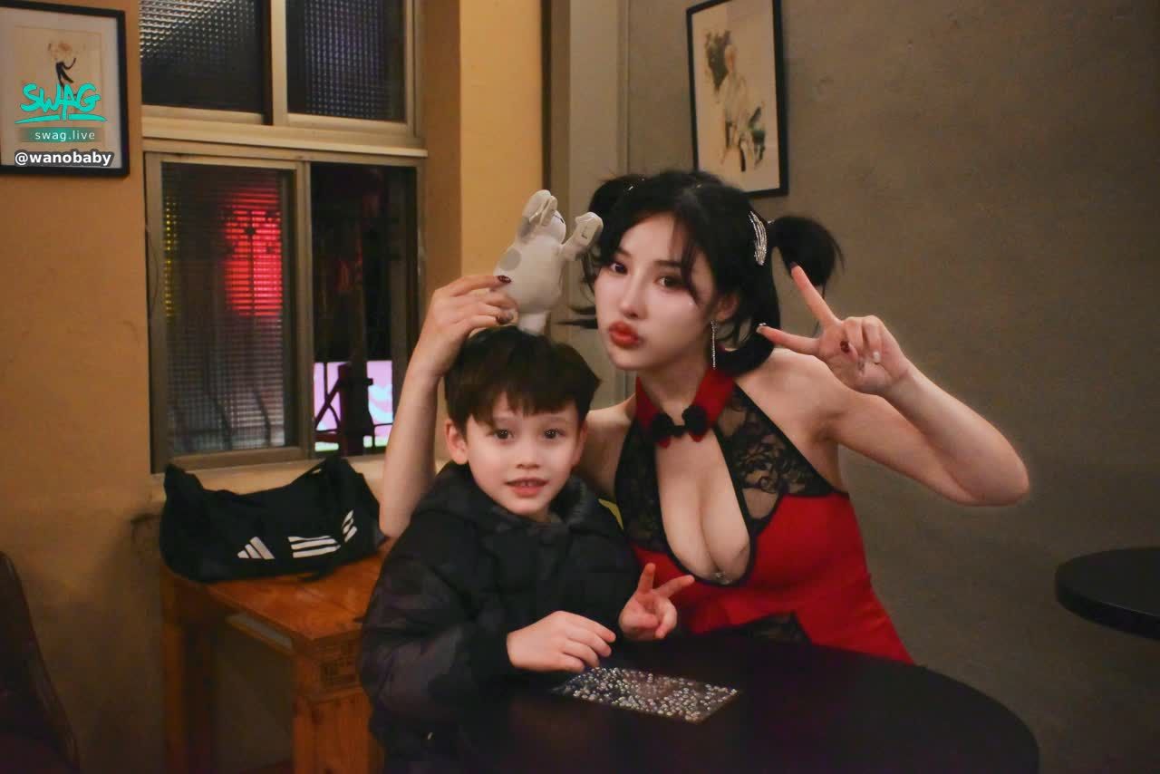 wanobaby : 弟弟太可愛了😍娜娜一直趁機想拐他回家😚 娜娜:阿姨好喜歡你喔,可以把你帶回家嗎? 👦🏼:不行,我有爸爸,妳可以養一個小孩!!
💔💔真的不懂阿姨的心酸耶…每次都是遇到想打炮玩玩的男人…沒遇到好對象 怎麼口以有小孩啦?
小朋友就是這麼的單純可愛 欠捏😗所以有人要娶我嗎?!
喔…不是啦😛
娜娜想說的其實是~~👇🤣
今天除夕是圓滿的日子 祝你們和家人一起圍爐感到滿滿幸福 2025年 一起迎接更好的每一天㊗️寶貝老公們 新年快樂💕🎉