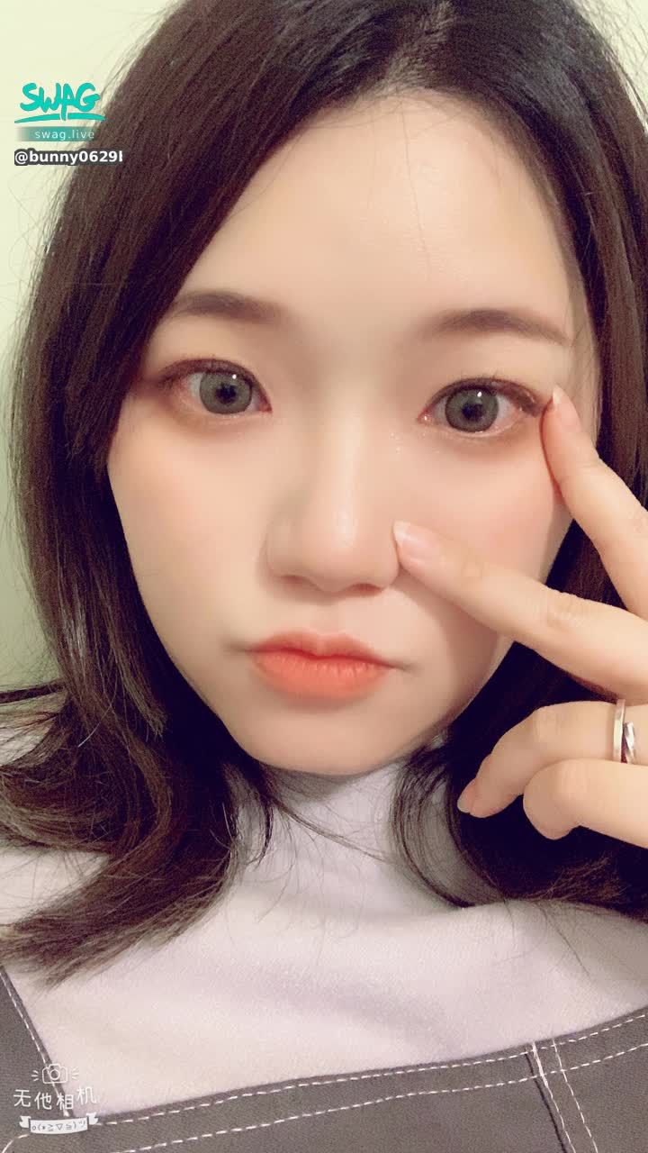 bunny0629bh. : 不要老是看我的胸部啦🤣看看我漂亮的大眼睛👀
#sexy #性感 #生活 #露臉 #大眼睛 #可愛 #全swag顏值最高 #白白嫩嫩