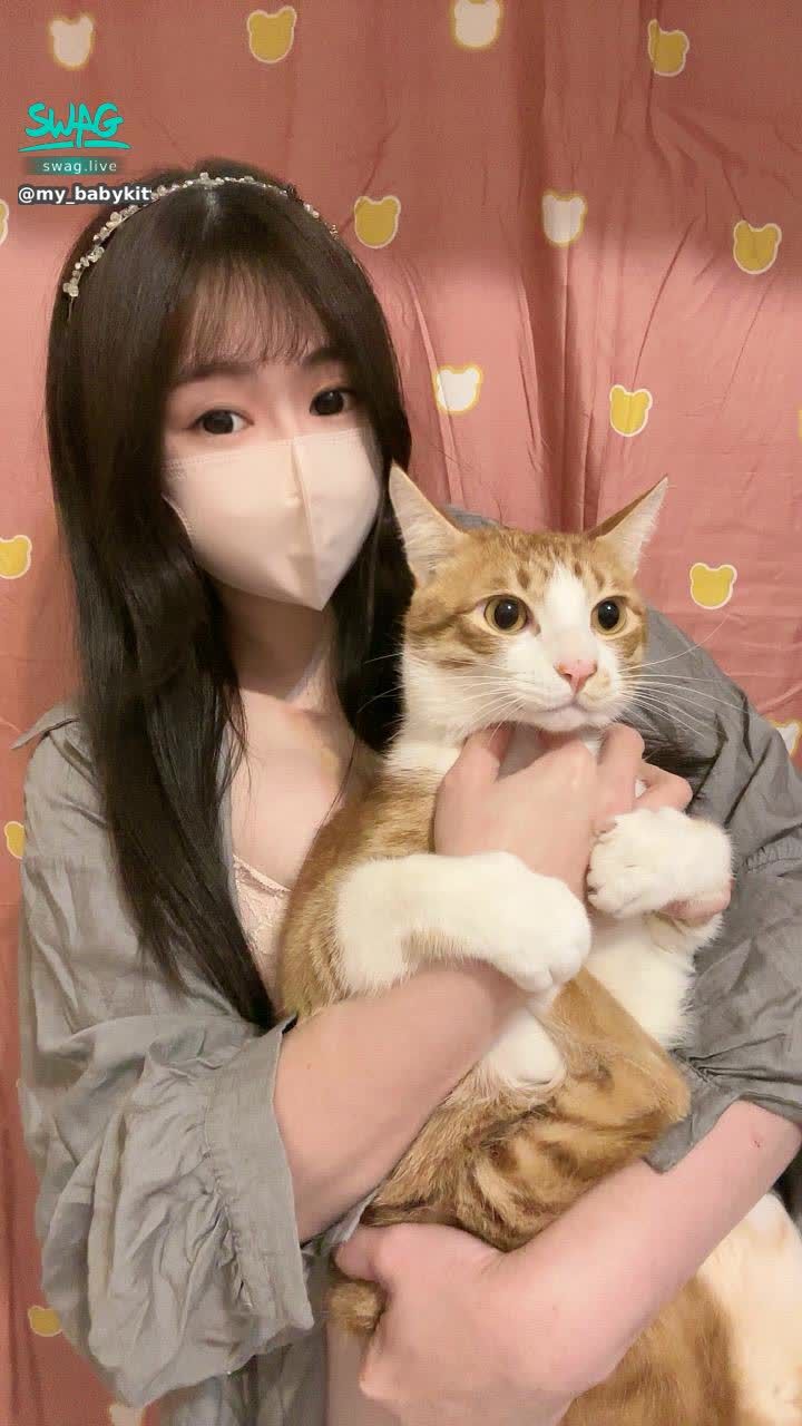 my_babykitten : 今天的『小女友之夜』被臭肥橘破壞了🤬
本來想說提早開播結果牠竟然跑出去蹦迪💢
結果也沒辦法開表演因為🐱得去洗一下髒貓的腳腳(天太冷不能洗全身貓咪感冒就完蛋了幸好牠有滴跳蚤藥🤬🤬🤬🤬🤬)
有哥哥私訊🐱說我的胸部好像又變大了⁉️
真的還假的我單身先排除懷孕問題喔😝
乾脆明天去大冒險？
開直播現量🐱的Size?
#會有人想看嗎 #戶外挑戰直播