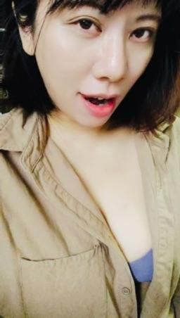 lelelina : 愛撫挑逗～你Babe覺得這樣的樂樂性感嗎？
#露臉#性感#愛撫