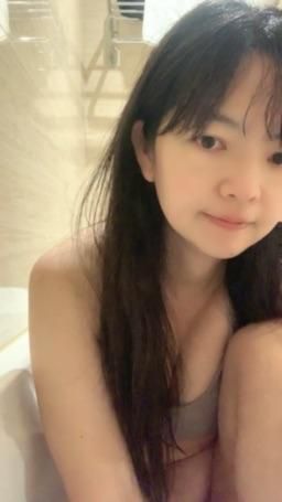 juliewu : 跟我一起泡個澡🛀抱抱，摸摸😳
溫暖一下☺️☺️