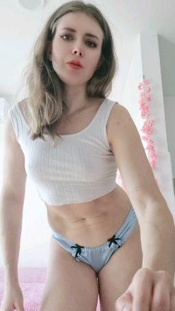 lessikitty : show tits,