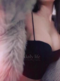 sexylyla : 指尖輕輕滑過渾圓美胸
手指觸碰過的地方都讓哥哥心癢癢
哥哥敢進來偷窺嗎💦❤️‍🔥