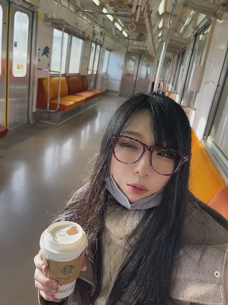 chiori_chan : 電車で小声になっちゃうんですけど、

人がひとりもいなくて、貸し切りでございます！

電車間違ったと思ってめちゃくちゃ確認した。