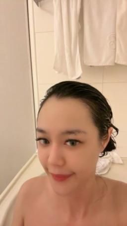 egf2673 : 我在烏來飯店泡澡🛀
鎖骨都滴汗裸