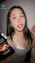 chiaochiaoo : 真拿你沒辦法~🙂↔️
連吃餅乾都要我喂 嘴巴張開👄