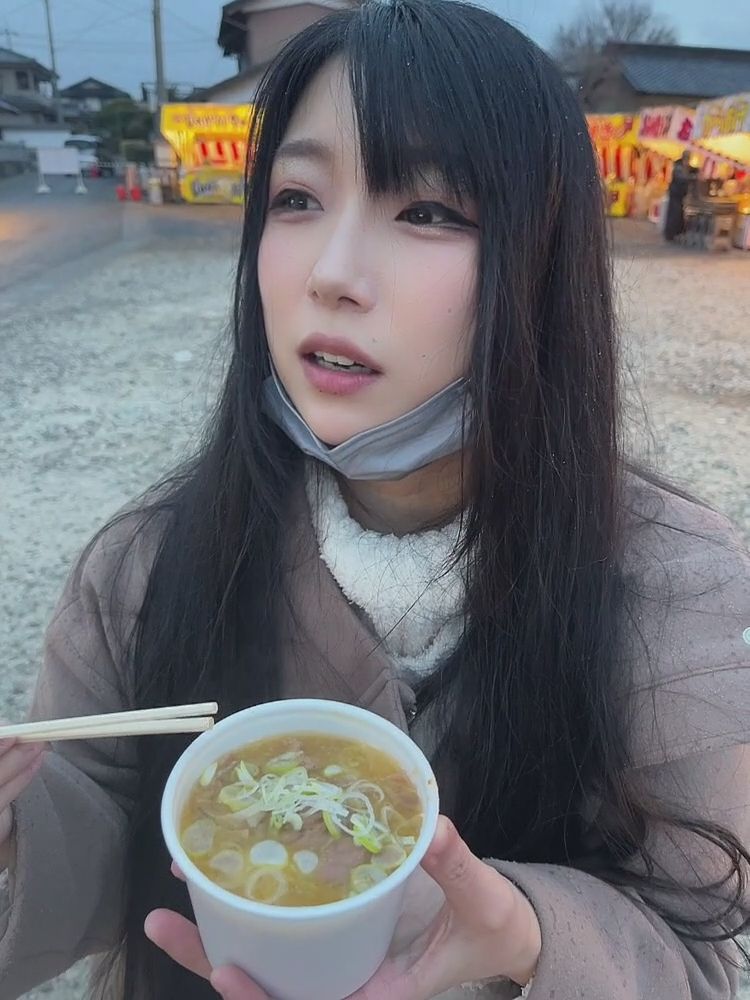 chiori_chan : さっきのイカ焼きのおじさんがきて、

すごい嬉しいことしてくれたのーーー！！！