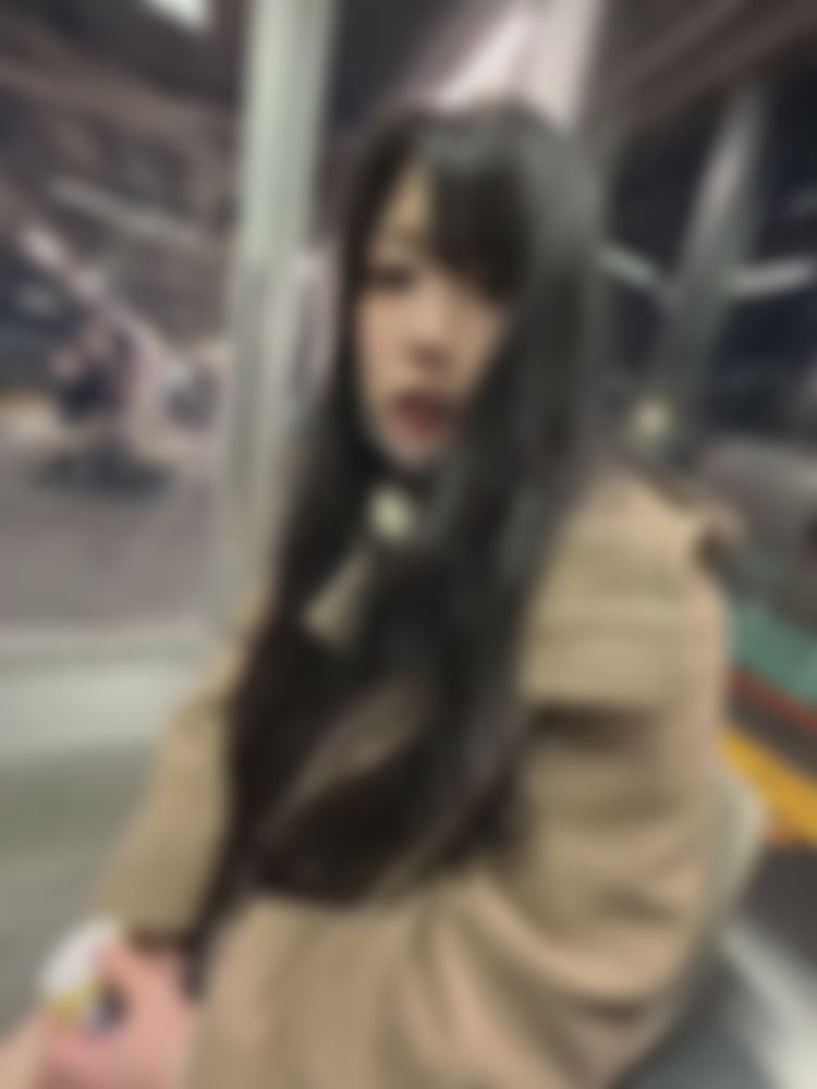 chiori_chan : 今日トラブルがいっぱいあって、

予定の二時間くらいオーバーしてます。

そしてめっちゃ寒い。

さらに全然違う電車に乗ってしまいました。。