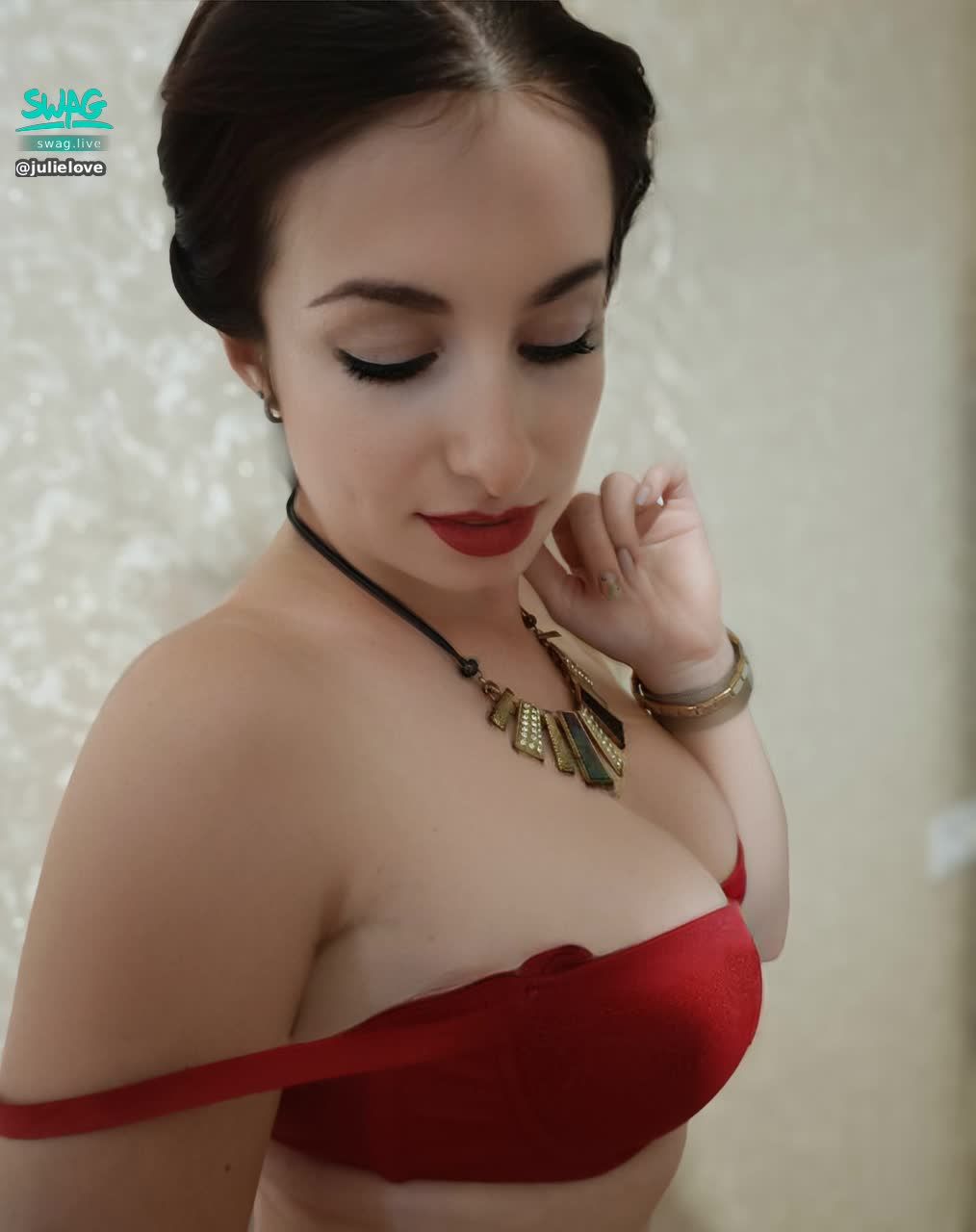 julielove : This scarlet color suits me.