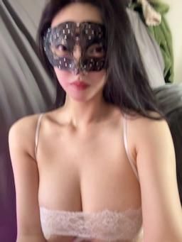 monass : 南半球日❤️火辣辣的夢娜來囉💕
Babe喜歡這件衣服嗎？
還是..喜歡我😏😏