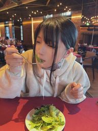chiori_chan : いただきます!!!
こういうサラダのかわいい食べ方わかんないんだけど、
かわいい食べ方教えてほしい!!!求む!!!