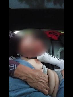  : （無碼短片）車內 #前戲 ##舔奶 #摳穴