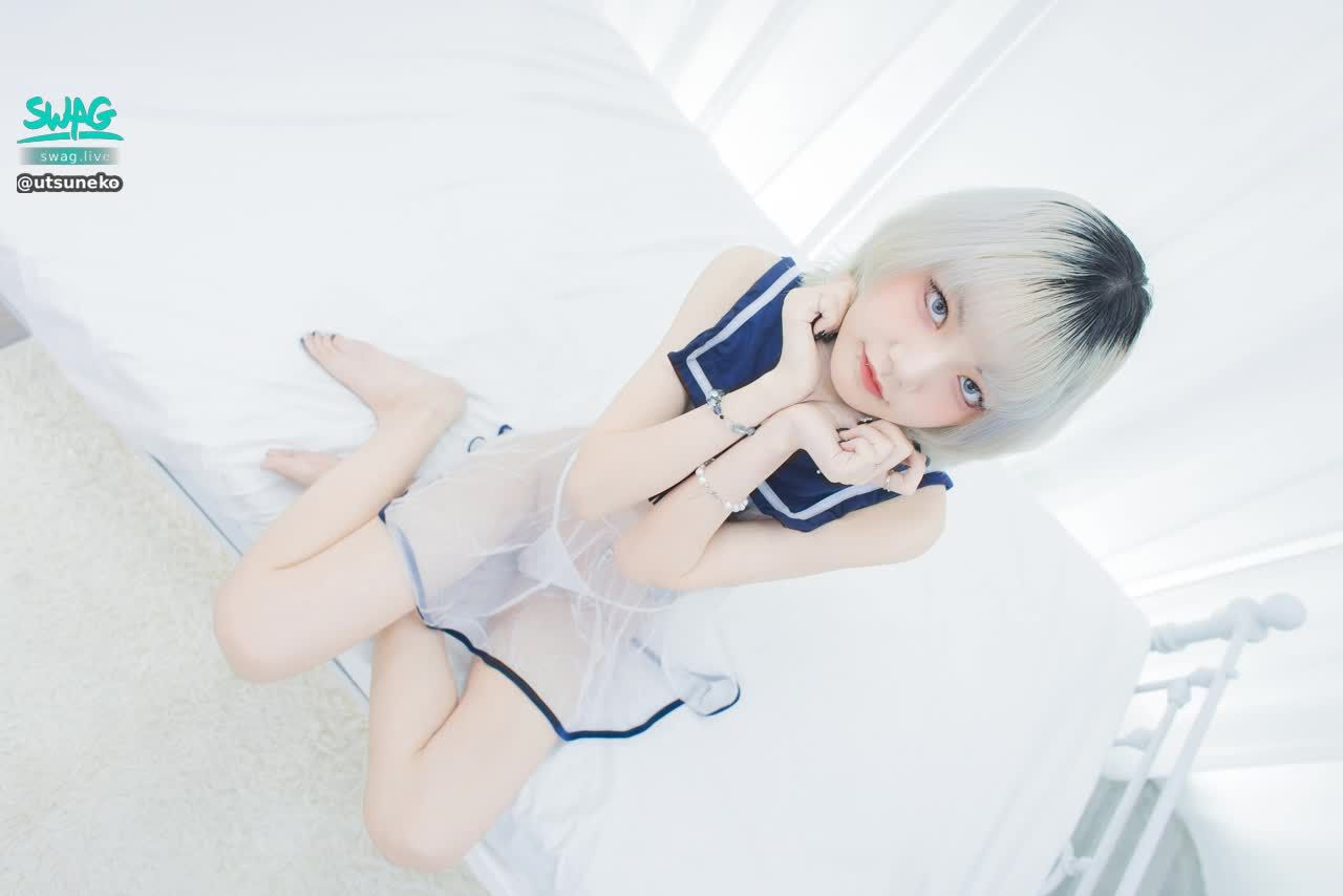 utsuneko : 透明水手服下藏著少女的秘密⋯⋯
想把我推倒在這潔白的床上嗎🩵
讓空氣瀰漫著我們色情的氣味🥵