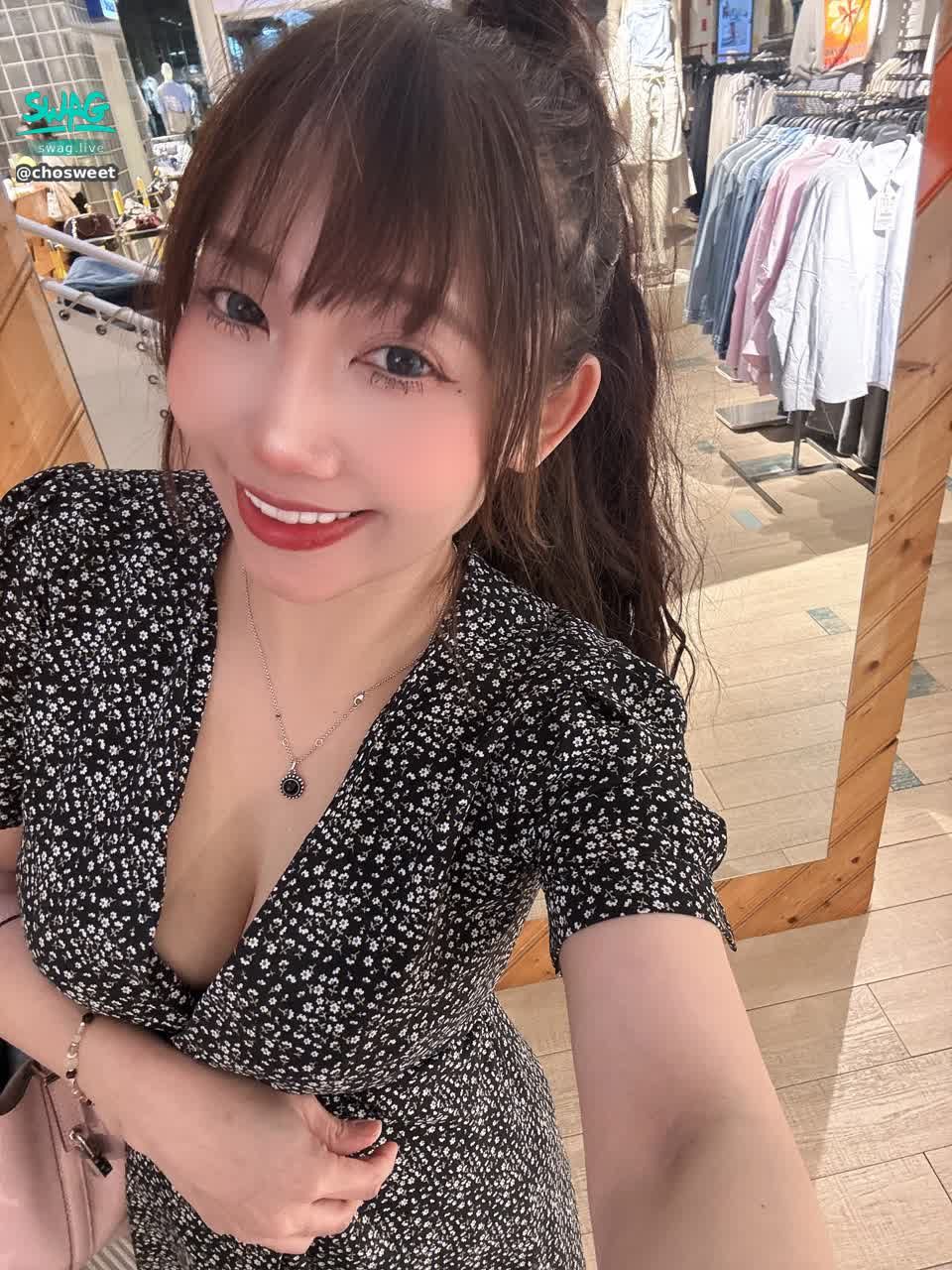 chosweet : Babe今天約會會~刁民酸菜魚 敲級好吃♥️♥️♥️ 這件衣服一直爆開😥
