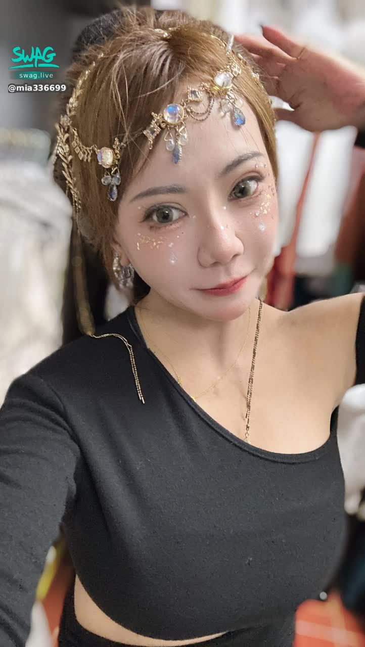 m*******9 : 新人主播咪婭報到❤❤❤第一次接觸這裡~請各位好好寵我👄可以私訊跟我聊天呦~我很喜歡交朋友👀
#sexy #大眼睛 #露臉 #性感 #生活 #奶 #大奶🔥#可愛 #全swag顏值最高