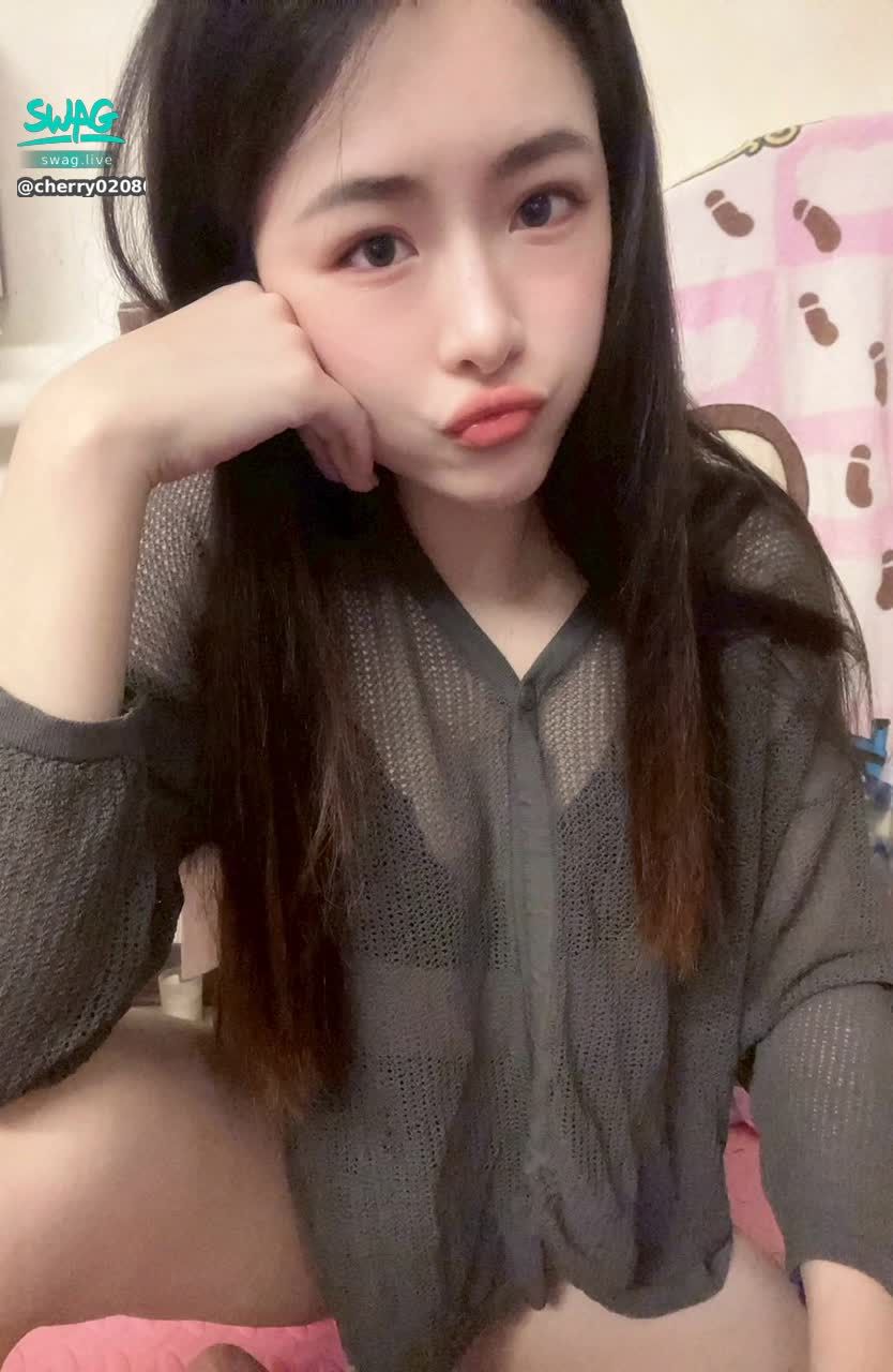 cherry020800 : 這件罩衫到底是脫掉好看?還是不脫好看?
你們告訴我好嗎😜
#sexy #性感 #可愛 #生活 #奶 #露臉 #大奶🔥 #全swag顏值最高