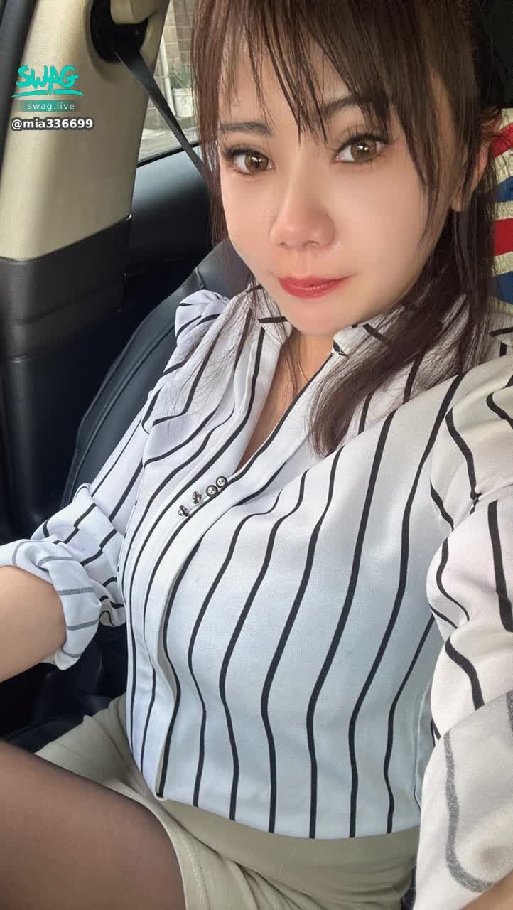 m*******9 : 這是咪婭的上班日常🥰請問穿這樣可以嗎老闆😈
 #sexy #性感 #騷 #生活 #大奶🔥 #奶 #露臉 #日常 #制服 #OL