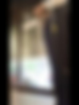  : 大白天 在半開的鐵門內 跟老闆娘做愛