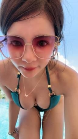 choco168 : 海邊🏖️性感擦防曬👙