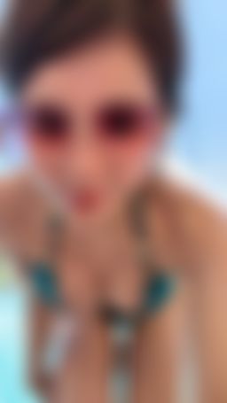 choco168 : 海邊🏖️性感擦防曬👙