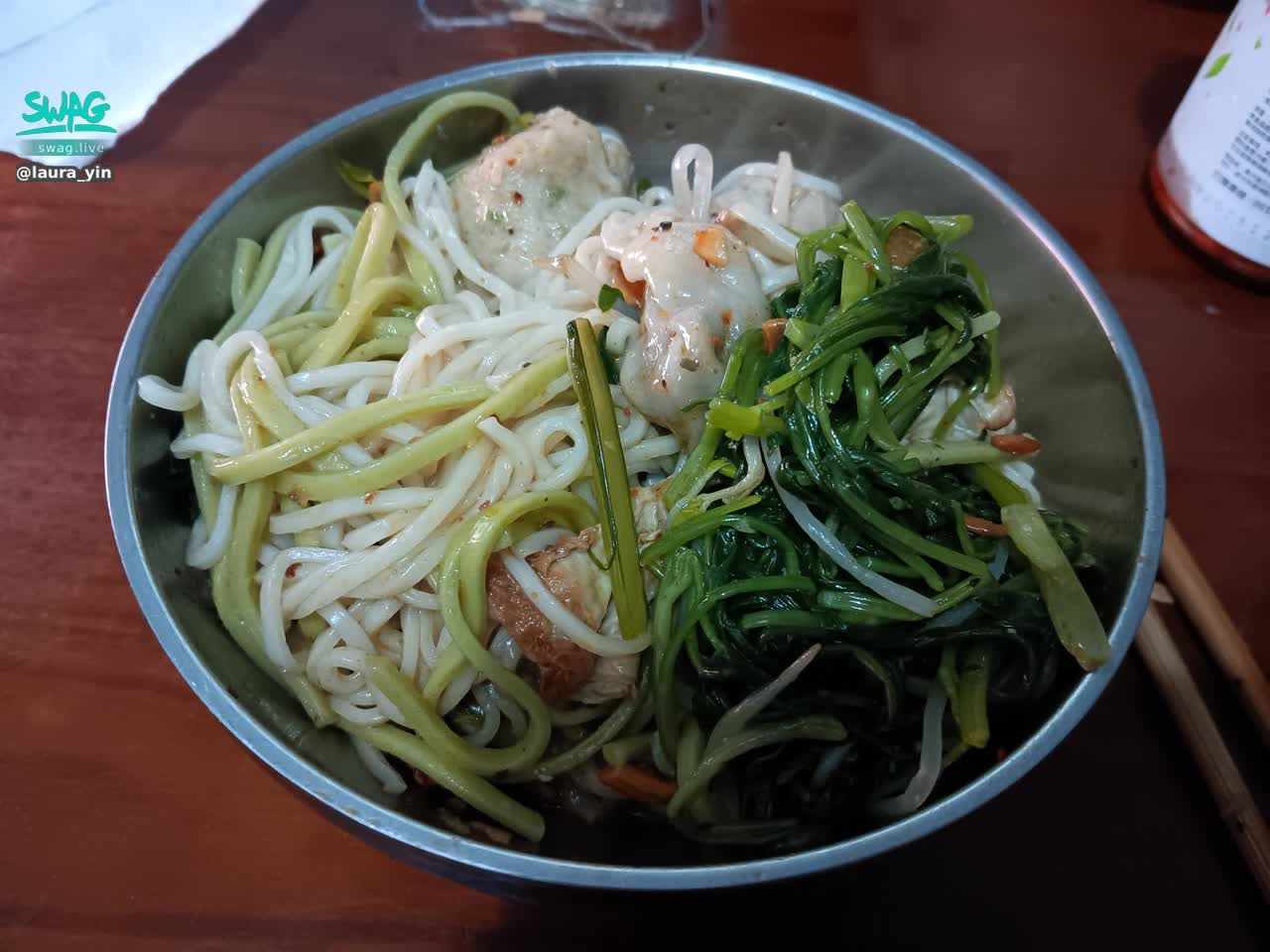 laura_yin : 一碗麵,安慰孤獨的夜晚。