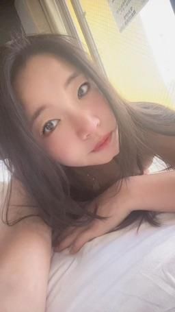 migigi_meow : 早安，我還沒完全醒，但心裡第一個浮現的卻是你…#白月光在旅行 #沖繩的你我 #靜靜想你 #不經意的心動 #白月光日記