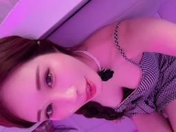 sexyyui : 偷偷在朋友旁邊這樣露出性感的珍珠內褲卡著肥肥的鮑魚,他們唱歌,我的鮑魚在放風😆