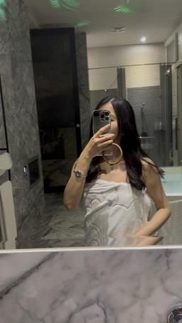 janicee : 上次第一次玩多人，其他人都老司機，不過他們知道我是第一次，我又只有認識一個人，所以可能比較保守。
其實我最想要試的是被抽插時兩邊乳頭同時被舔，最好還一面搭配玩弄陰蒂，這個動作一定要三男以上才能順暢地猛烈插入。當天男生都累了，連反向女牛仔都沒機會試，我光是女上蹲著B就忍不住了。事後才知道A原來是進軍日本的男優，難怪夥伴也是精良又忙碌，聽說假日出隊行程都很滿。
看來下次可以期待他們多找幾個兄弟一起過夜？