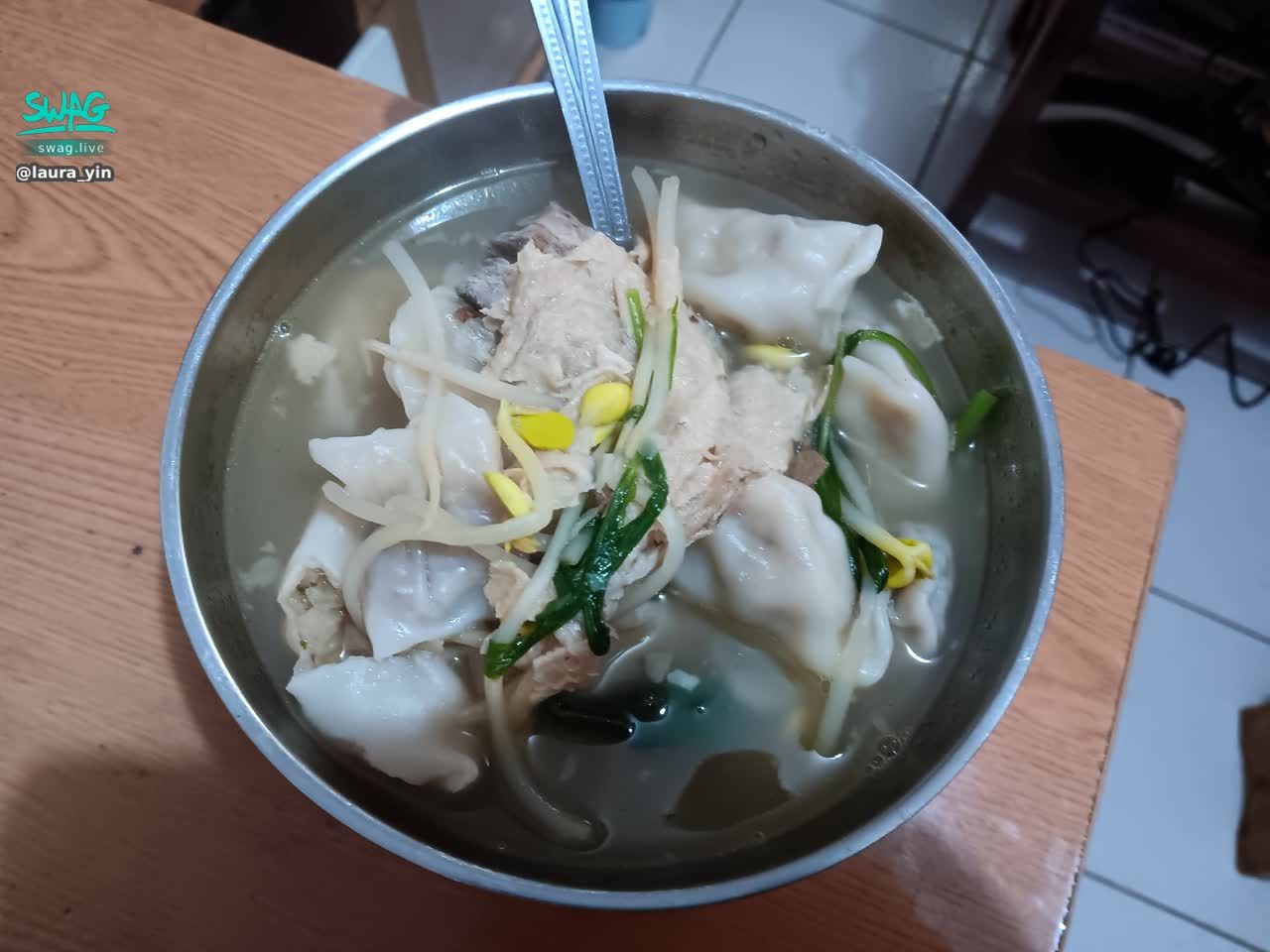 laura_yin : 晚餐，一碗鹹湯，足以安撫受傷的心靈。

#生活