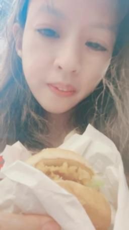 lovemeredith : 沒坐在公車，要等半小時才能回家，先吃勁辣雞腿堡買一送一，要不要分你一個