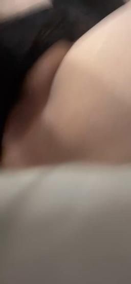 lovepapa_1990 : 黑鮑粉鮑你喜歡哪一鮑?😈
人家說..從後面欣賞鮑魚最明顯了..
除了可以看到豆豆跟肉肉，還有炸出的毛毛喔🔞
希望我是你心目中最可口的鮑魚寶寶❤️❤️