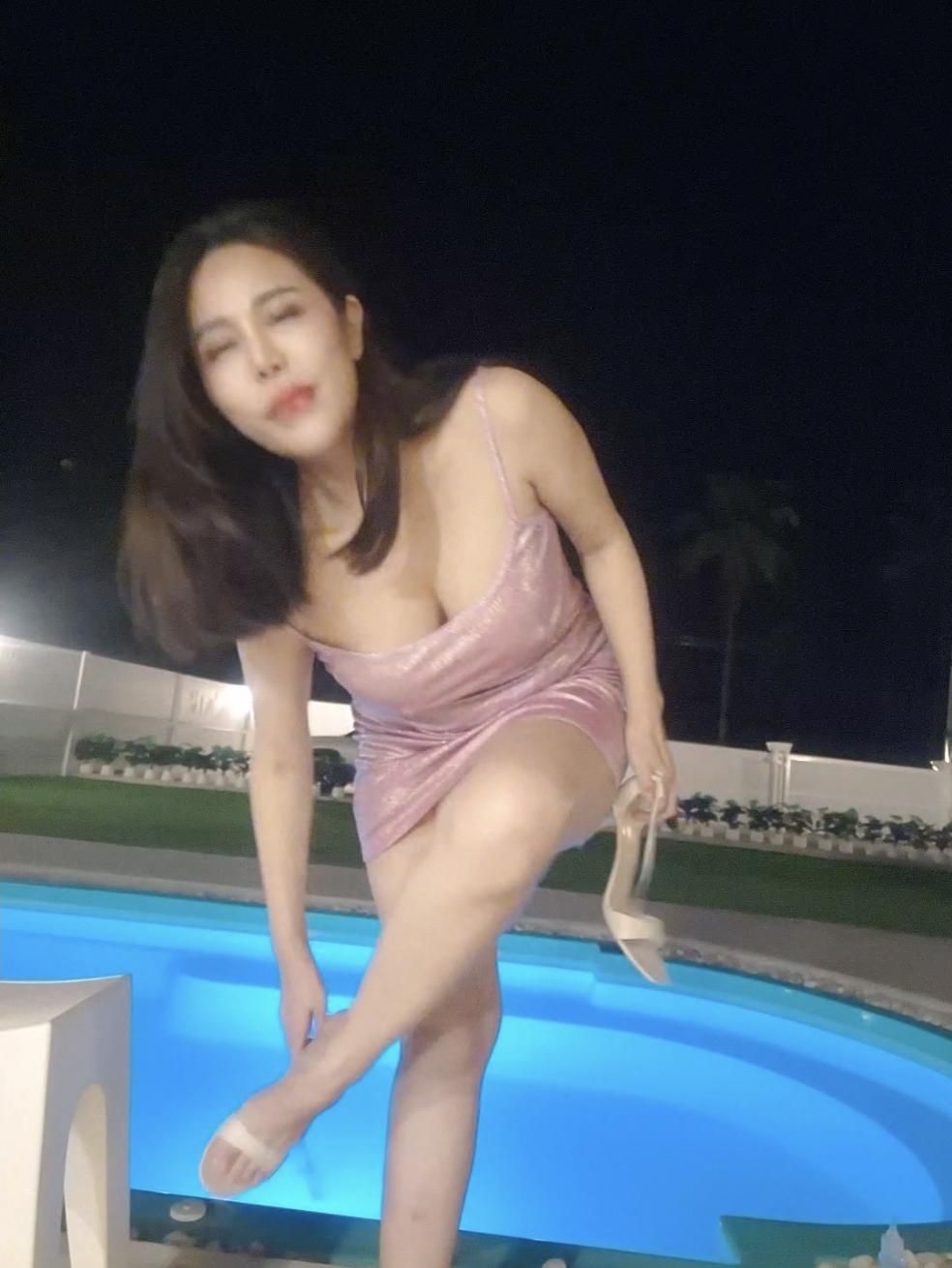 nataliewang : Crazy mommy in the pool after party 