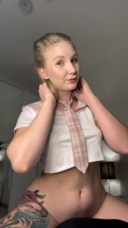 olyablondegirl : A schoolgirl saddled a pillow, I like to ride half a girl and imagine you