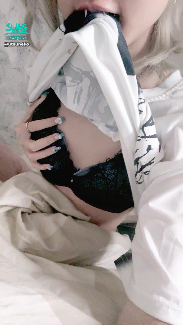 utsuneko : 睡到這時間 嚇到自己了！（5點半）
而且醒來時看到衣服被我丟在旁邊⋯⋯看來我很熱🥵