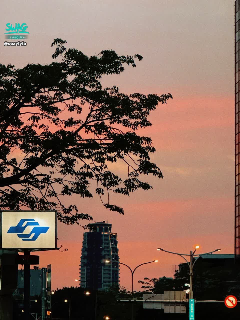sexylyla : 今天看到的漂亮夕陽🌇
想把漂亮的風景都分享給你們❤️