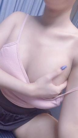 sexy_boa : 💋哥哥有溫暖的手掌 要來溫暖 寶兒的心靈嗎？💞💕💓💗