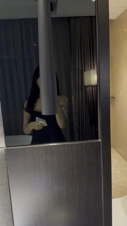 janicee : 馬不停蹄的一天
假日大家都比較有空
先跟一個人約完，接著又約另一個
準備在窗戶邊再被狠狠抽插
第二根是手快握不住的大小
後來才知道是進軍日本的男優
這個尺寸不拍AV真的可惜（笑）
每次都是被插到哭聲連連，但又好快樂❤️
他一直很想把我逼到極限讓我噴水，不過每次都只能把我插得很快樂而已，我說我不追求這個，他說這是他的成就感問題🤣