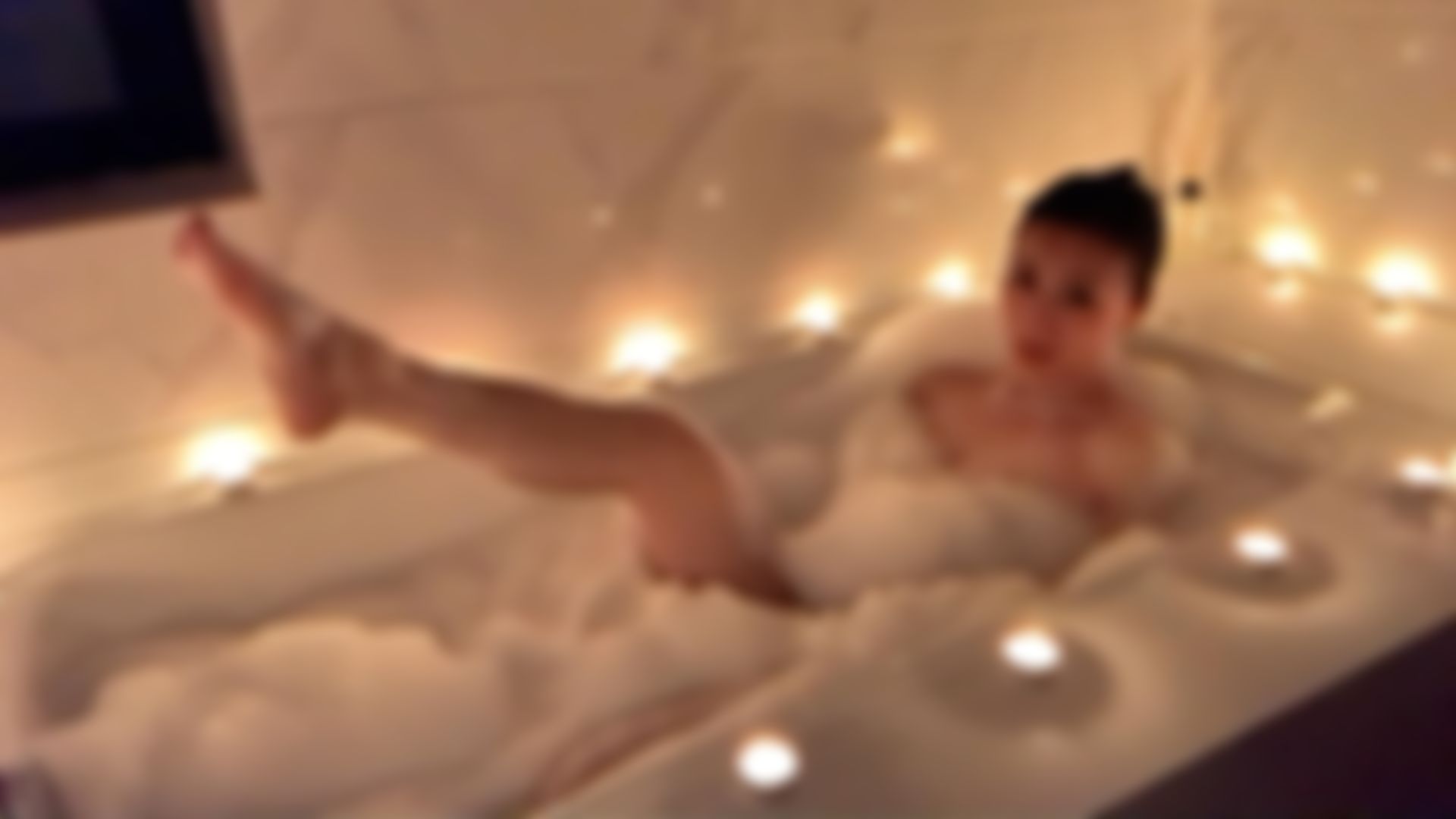 baobaomiqi : 今晚的我，只穿着泡泡和烛光…你想进来一起泡吗？✨💦