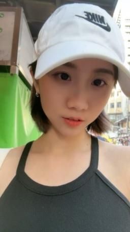 ouopuppy : 猜猜我在哪🤭為什麼街上的男生一直猛盯著我看？難道是因為我都沒穿內衣激凸嗎？