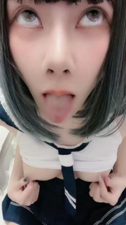 miyukibaby : 水手服制服誘惑💙色色表情阿嘿顏🥵🥵這樣玩奶頭喜歡嗎？