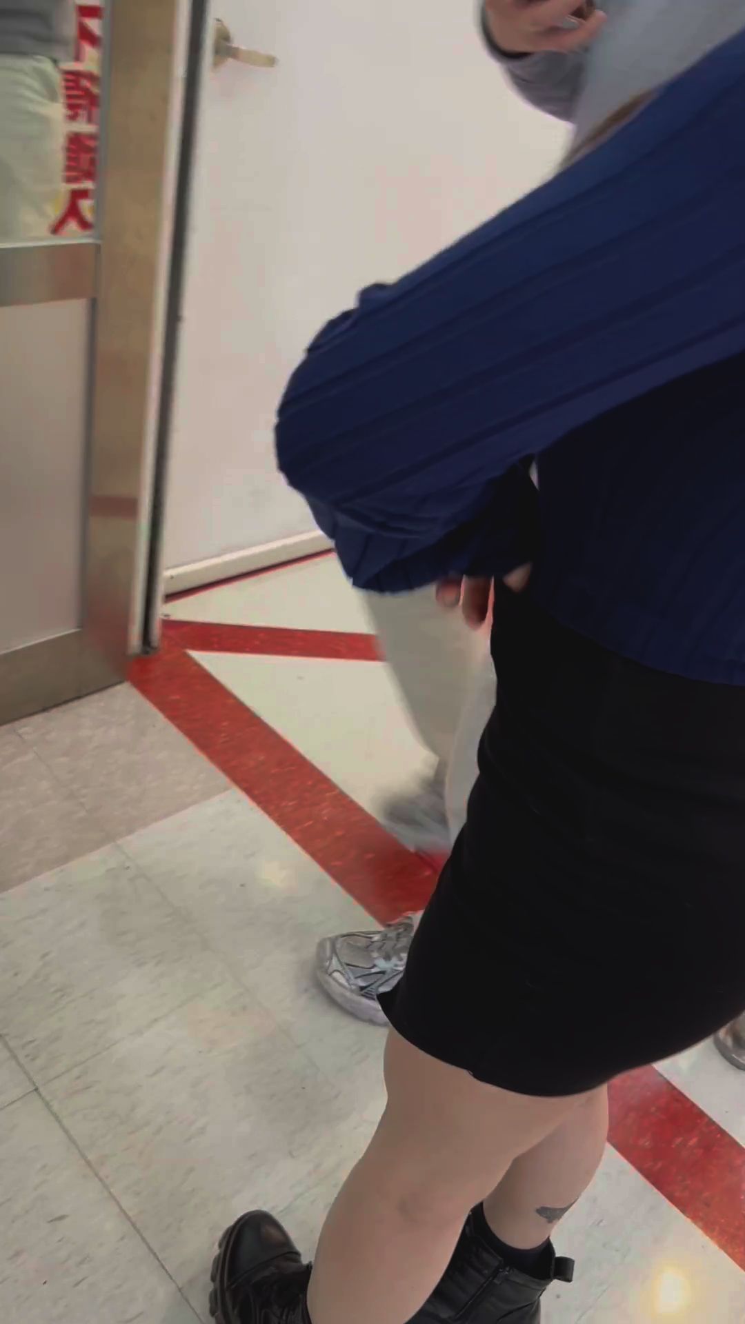 babes.private : 逛賣場前先在廁所壞壞 結果隔壁來了怪人！？
