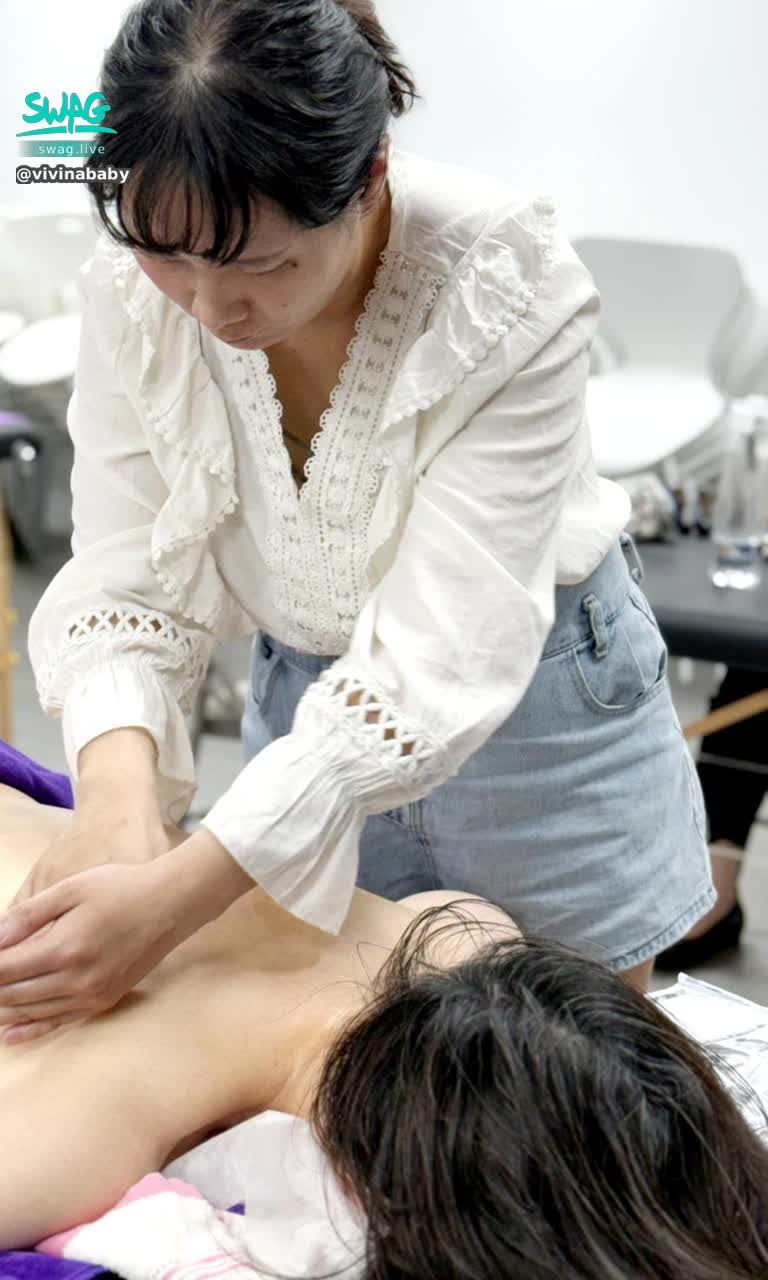 vivinababy : vivian 日常～上禮拜學AromaTouch的按摩方式，老師在示範時說，你們有多久沒有好好看看媽媽的背影了呢？當下本來就泛淚了，殊不知旁邊一位姐姐哭出來搞的我也一起哭出來🥲
