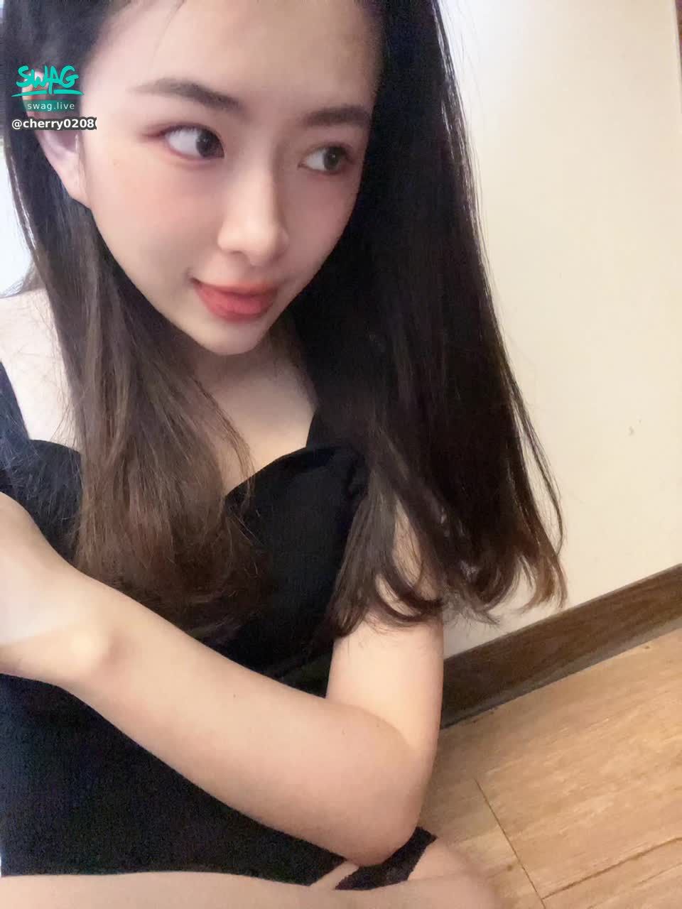 cherry020800 : 又到了最開心的禮拜五❤明天放假你們要去哪裡呢？有人要帶我出門逛街嗎🥰   #sexy #性感 #生活 #日常 #露臉 #全swag顏值最高 #可愛