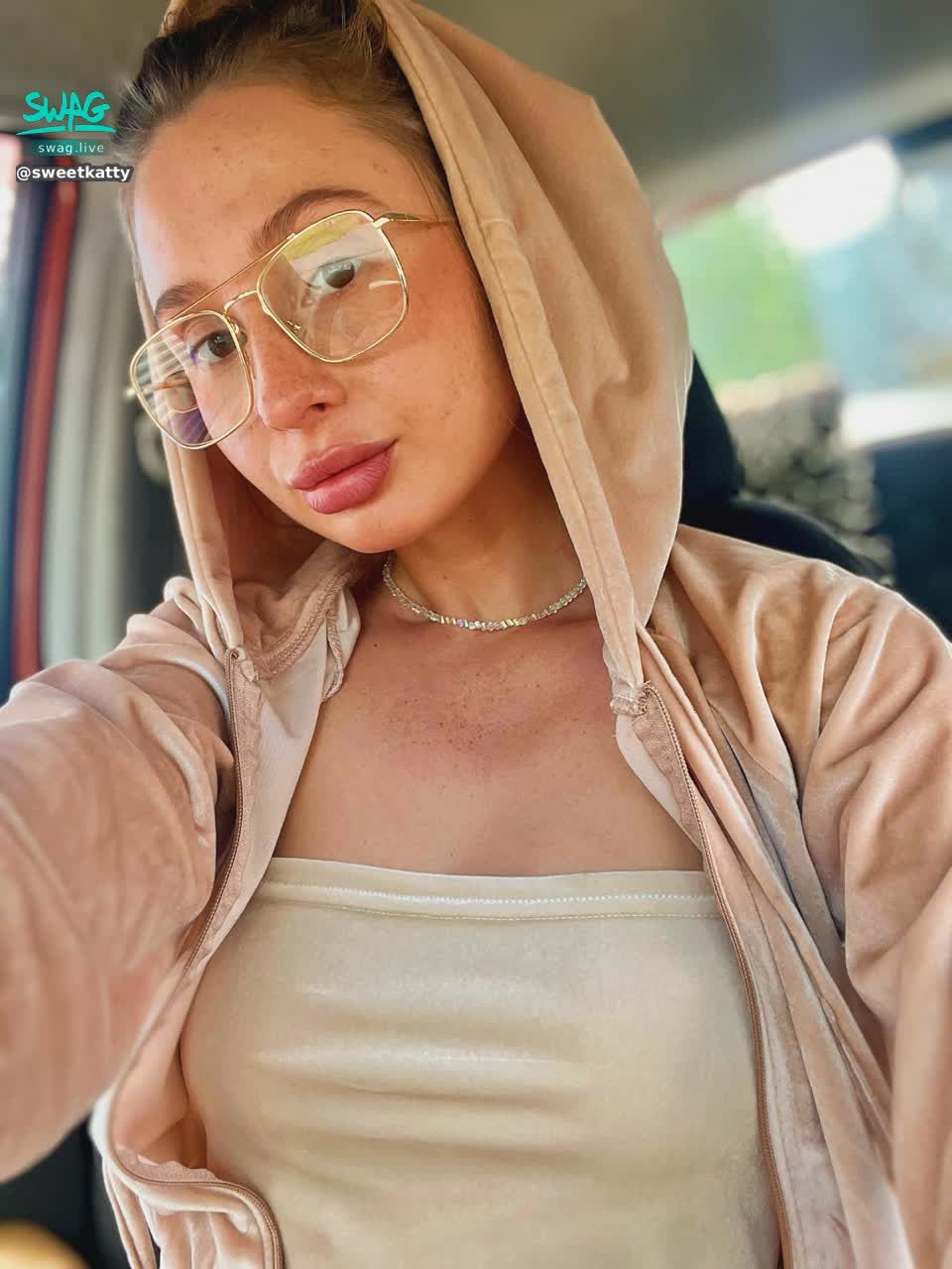 sweetkatty : hello ♥️write me pls and I send hot photo 😈