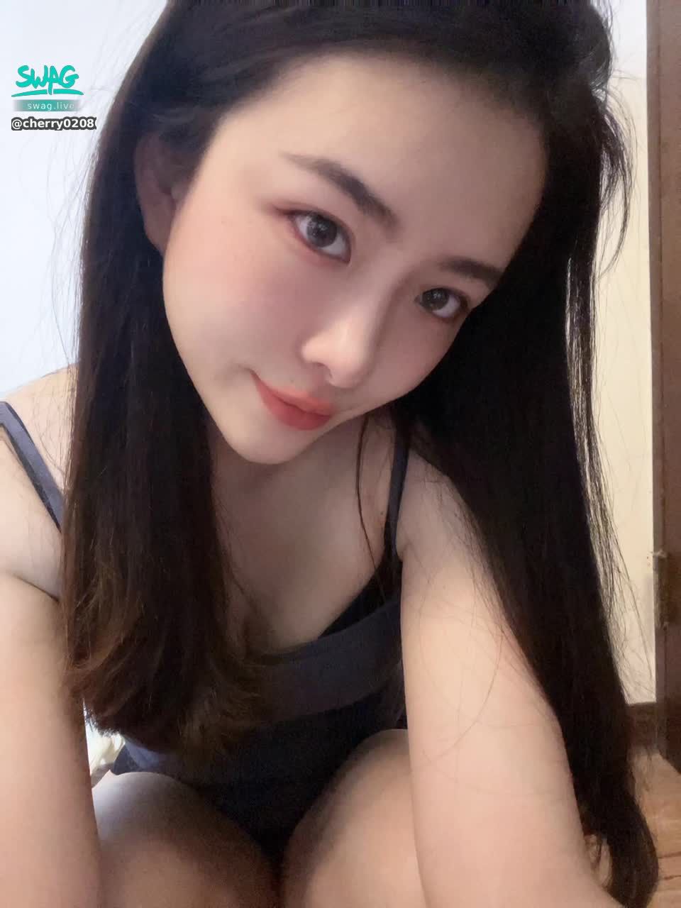cherry020800 : 最近心情很好🥰在這邊認識你們❤讓我無聊的生活增添許多樂趣🤣新的一個月請繼續支持糖葫蘆呦💕💕💕   #性感 #sexy #露臉 #可愛 #生活 #日常 #奶 #全swag顏值最高 #大眼睛